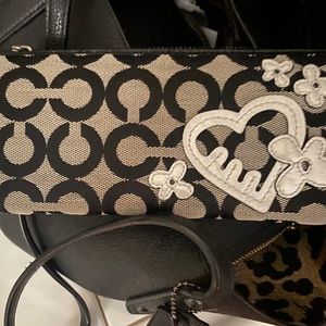 Coach cute Daisy zip around wallet